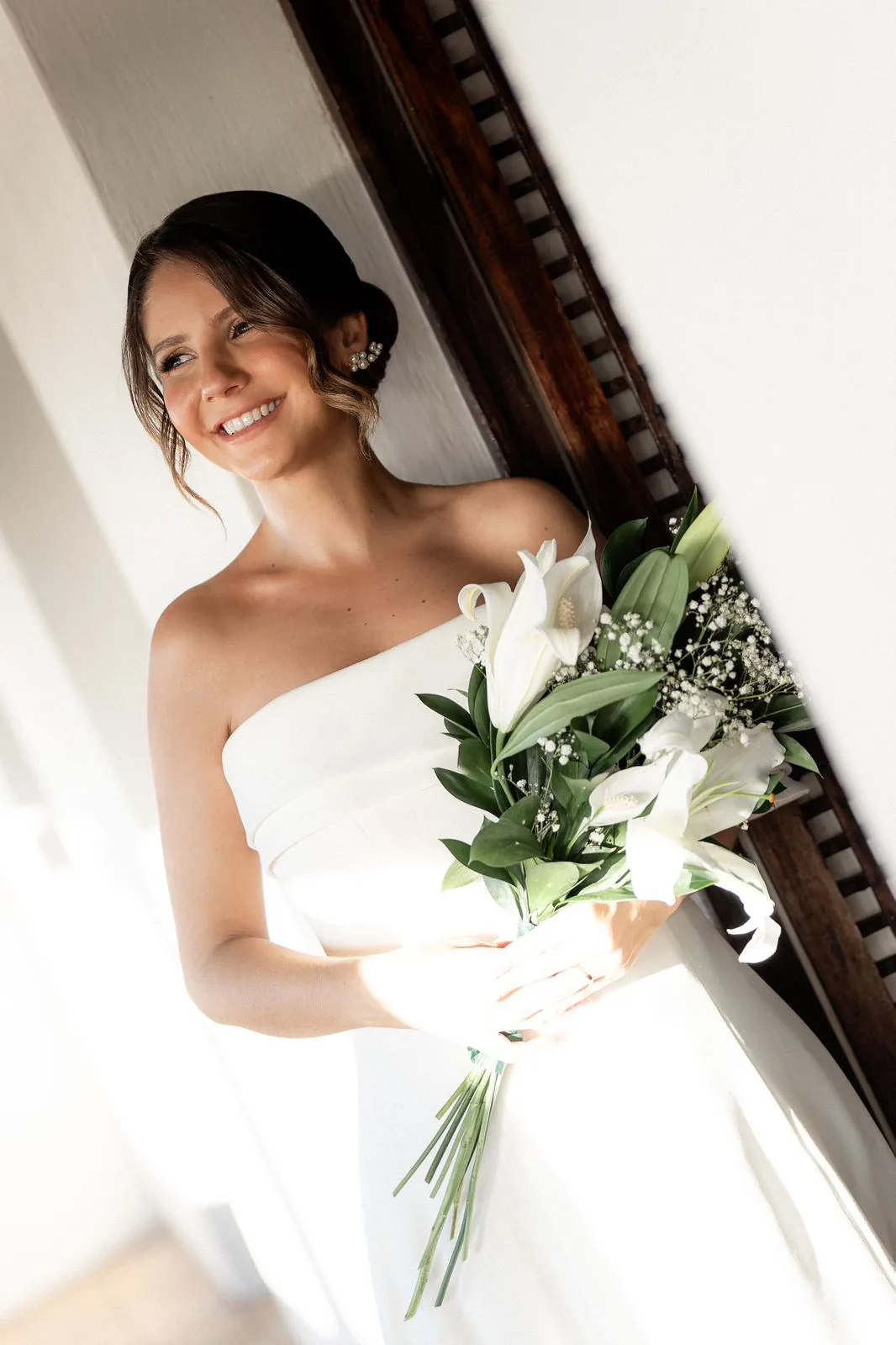 Noiva com maquiagem clássica em João Pessoa produzida por Iasmin Marinho